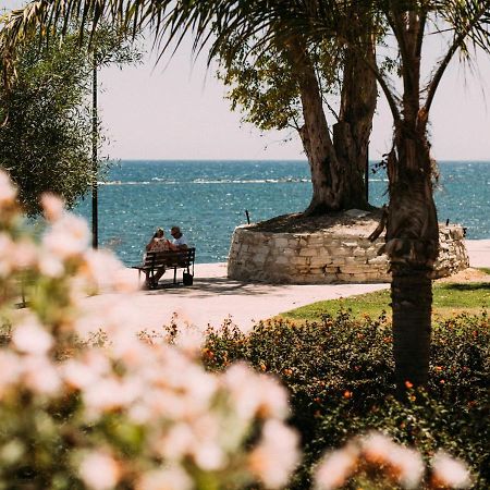 The Salnik Beach Apartment Лимасол Экстерьер фото